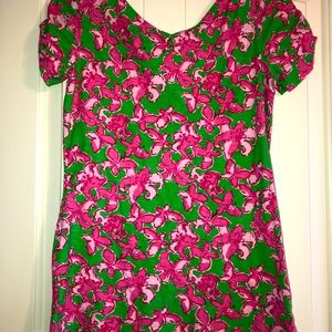 Lilly Pulitzer-Flutterby fitted t-shirt. Medium v-neck with pleated sleeves.